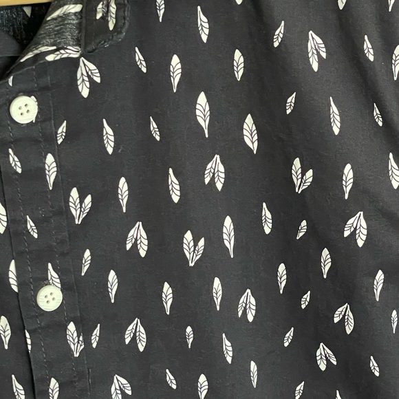 NEW ASOS Feather Print Short Sleeve Navy Button Down Shirt Men’s size Small - Picture 4 of 7